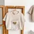 Conjunto Bebê Menino em Waffle – Com Bolso e Ursinho (12m a 3 anos) Conjunto leve e macio em tecido waffle, ideal para o verão. Camiseta com bolso frontal e shorts com estampa fofa de ursinho. Disponível em duas cores lindas para meninos de 1 a 3 anos. na internet