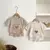 Conjunto Bebê Menino em Waffle – Com Bolso e Ursinho (12m a 3 anos) Conjunto leve e macio em tecido waffle, ideal para o verão. Camiseta com bolso frontal e shorts com estampa fofa de ursinho. Disponível em duas cores lindas para meninos de 1 a 3 anos. - loja online