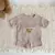 Imagem do Conjunto Bebê Menino em Waffle – Com Bolso e Ursinho (12m a 3 anos) Conjunto leve e macio em tecido waffle, ideal para o verão. Camiseta com bolso frontal e shorts com estampa fofa de ursinho. Disponível em duas cores lindas para meninos de 1 a 3 anos.