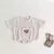 Conjunto Bebê Menino em Waffle – Com Bolso e Ursinho (12m a 3 anos) Conjunto leve e macio em tecido waffle, ideal para o verão. Camiseta com bolso frontal e shorts com estampa fofa de ursinho. Disponível em duas cores lindas para meninos de 1 a 3 anos. - Haru & Koda