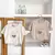 Imagem do Conjunto Bebê Menino em Waffle – Com Bolso e Ursinho (12m a 3 anos) Conjunto leve e macio em tecido waffle, ideal para o verão. Camiseta com bolso frontal e shorts com estampa fofa de ursinho. Disponível em duas cores lindas para meninos de 1 a 3 anos.