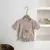Conjunto Bebê Menino em Waffle – Com Bolso e Ursinho (12m a 3 anos) Conjunto leve e macio em tecido waffle, ideal para o verão. Camiseta com bolso frontal e shorts com estampa fofa de ursinho. Disponível em duas cores lindas para meninos de 1 a 3 anos. - loja online