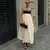 Vestido Contraste de Cores - Design Moderno com Gola Quadrada