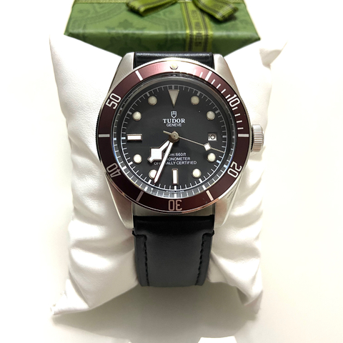 Tudor Black Bay Burgundy automatico