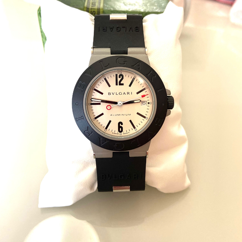 Bvlgari Aluminium 40mm automatico fundo branco