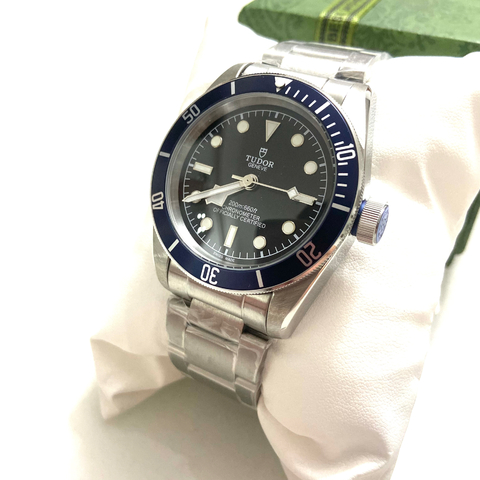 Tudor black bay bezel Azul fundo preto