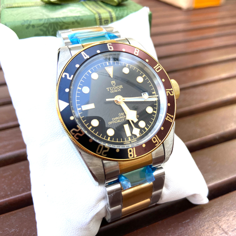 Tudor GMT automatico detalhes dourados