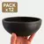 Mano sosteniendo una paila pastelera de greda negra de 17 cm, pack de 12 unidades