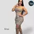 Modelo luciendo conjunto falda short con blusa M022 en color beige, ajustado al cuerpo, ideal para uso casual o salidas