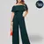 Mujer luciendo enterizo verde esmeralda de hombros descubiertos, con diseño moderno y elegante, ideal para ocasiones casuales o formales. Prenda confeccionada en poliéster corrugado, silueta semiajustada y pantalón palazzo