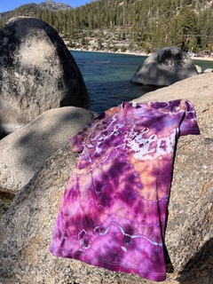 Imagen de Remera Tie-Dye “Río de Color” – VAGAR SnowCo