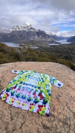 Remera tie-dye “Reflejo del Bosque” - VAGAR.SnowCo