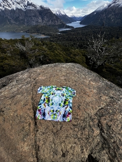 Remera tie-dye “Reflejo del Bosque” - comprar online
