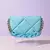 A Bolsa Angel Blue é perfeita para o dia e a noite. Design compacto, corrente elegante e estilo que combina com tudo.