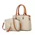 Bolsa feminina premium 2 em 1 em tom bege com alças e detalhes caramelo, composta por uma tote estruturada e uma mini crossbody com pingente de tassel e cachorro