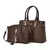 Bolsa feminina premium 2 em 1 em tom marrom com padrão geométrico, composta por uma tote estruturada e uma mini crossbody com chaveiro decorativo