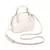 Bolsa feminina pequena branca em couro sintético texturizado, formato dome arredondado, alças de mão duplas, alça tiracolo ajustável e detalhes metálicos dourados.