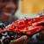 Vista lateral do carro de corrida LEGO Ferrari F1 77242 da temporada 2024.

