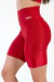 Close-up lateral do Short Fitness Vermelho Divino da Callisa, mostrando o bolso lateral funcional e o cós de cintura alta que modela o corpo.