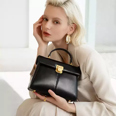 Bolsa Feminina de Couro Legítimo - Clássica e Versátil com Cachecol - comprar online