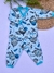 Conjunto de pijama infantil azul claro com estampas de planetas e astronautas.