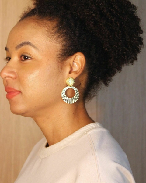 BRINCO BRISA BASE REDONDA TRABALHADA OURO - comprar online