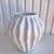 Vaso centro de mesa cerâmico branco c/ trabalhado ondulação - Dünne It