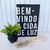 Decoração sala livro fake + vaso preto + colar artesanal na internet