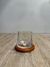 VASO DE WHISKY CON BASE DE MADERA