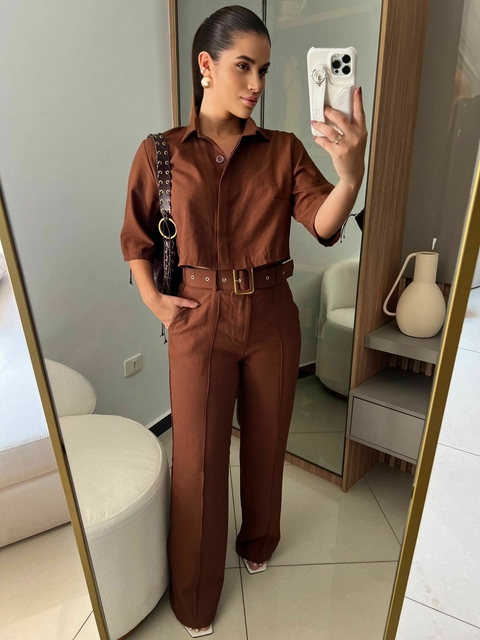 Calça Pantalona com Cinto e Bolso nas Laterais