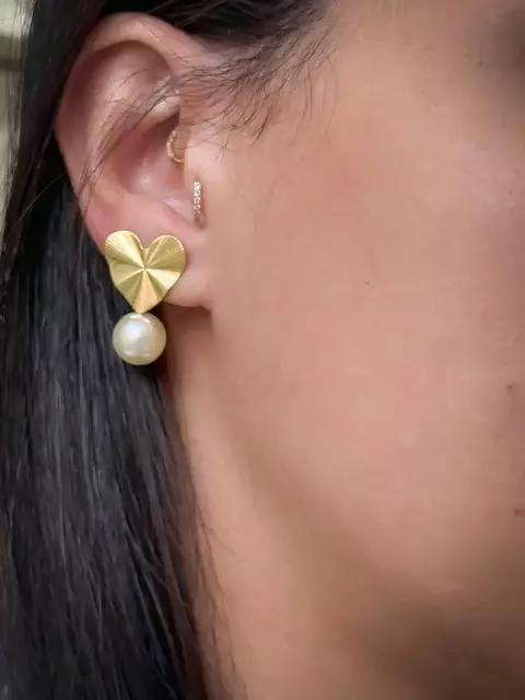 Brinco Amelie – Coração Texturizado com Pérola e Banho Ouro 18K