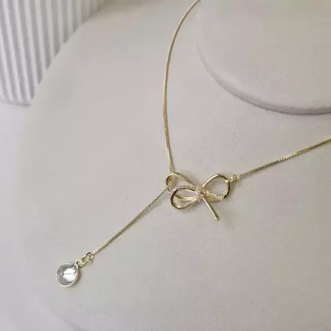 Colar Lays – Gravata com Laço e Cristal com Banho Ouro 18K