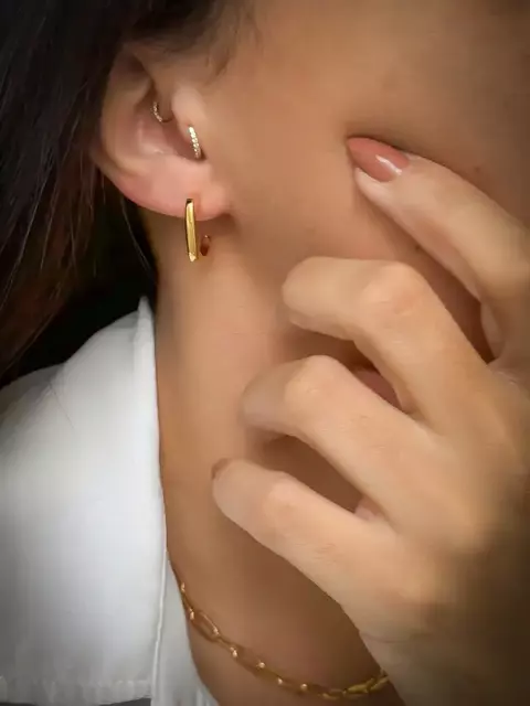 Argola Lira – Design Quadrado com Bordas Arredondadas com Banho Ouro 18K