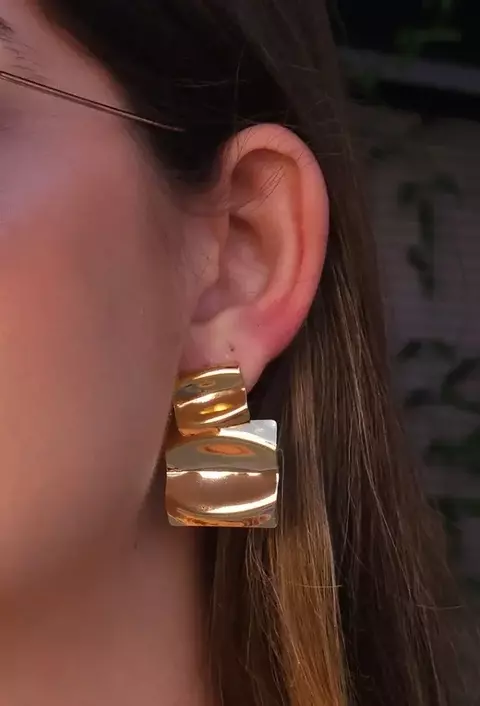 Brinco Voga – Quadrado Ondulado com Textura e Banho Ouro 18K
