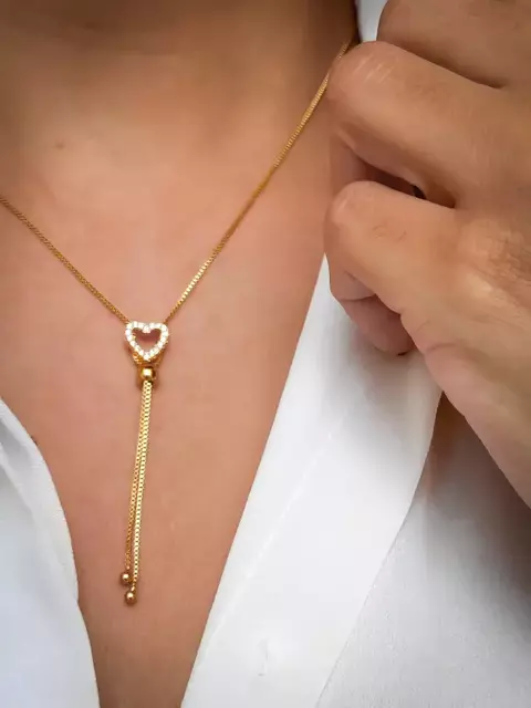 Colar Amare – Gravata com Coração Cravejado e Banho Ouro 18K