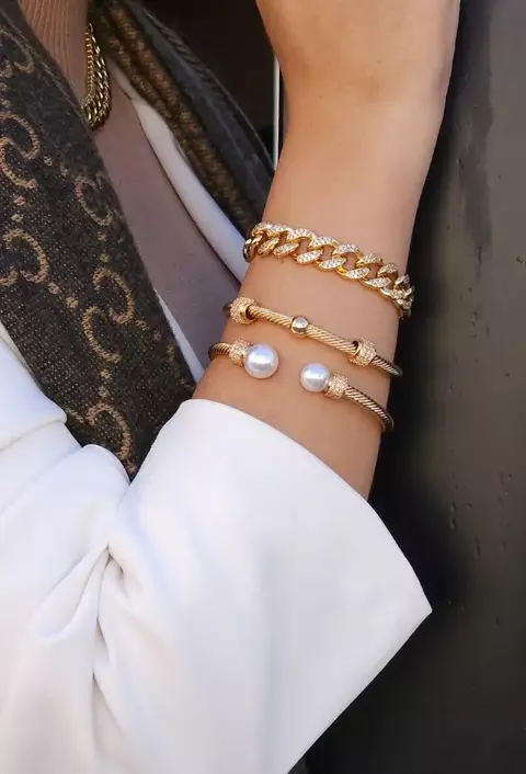 Bracelete Vitória – Ajustável com Pérolas nas Pontas e Banho Ouro 18K