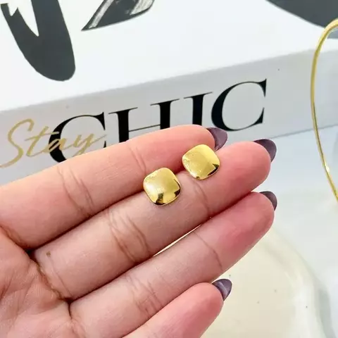 Brinco Malu – Design Minimalista com Banho em Ouro 18K