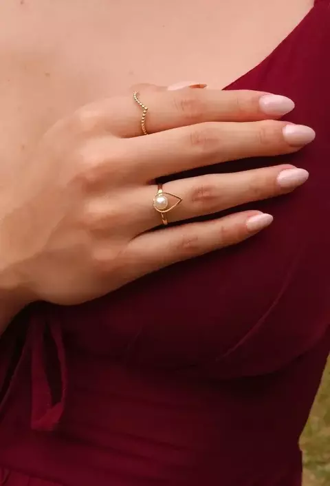 Anel Perla – Design Orgânico com Pérola e Banho em Ouro 18K