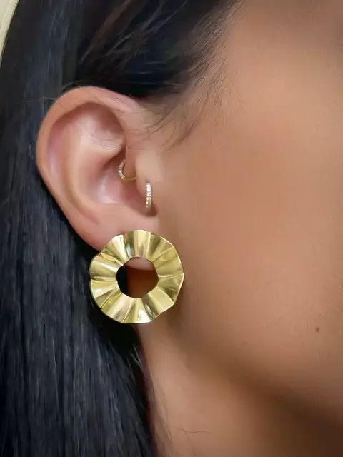 Brinco Aura – Design Ondulado, Banho em Ouro 18K