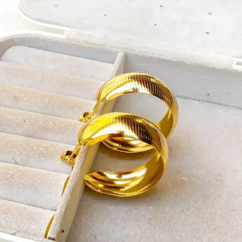 Argola Celise – Textura Marcante com Banho Ouro 18K