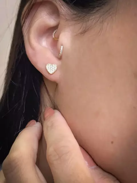 Brinco Amoré – Coração Cravejado com Banho Ouro 18K