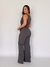 Conjunto em alfaiataria blusa e calça cor cinza na internet