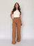 Calça pantalona em alfaiataria cor caramelo - comprar online