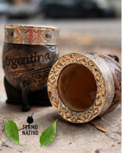 Mate de Calabaza Forrado en Cuero con Diseño Argentino – Artesanía Tradicional, Virola de Alpaca, Ideal para Regalo