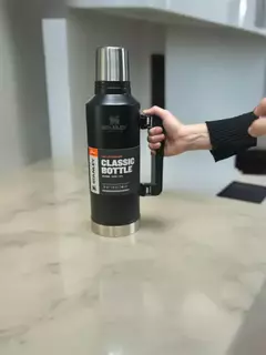 Imagen de Termo Stanley Clásico 2.3 Litros – Acero Inoxidable, 48h de Conservación, Libre de BPA
