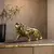 Imperlion™ | Poder que reina no ambiente. | Leão dourado decorativo em resina