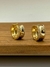 Brinco argola 15mm com pontos de zircônias, lateral cravejada e a outra trabalhada, banhado a ouro 18k - comprar online