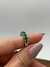 Anel meia aliança esmeralda 4mm em prata 925 com banho de ródio branco (tam 12/13) - comprar online