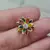 Brinco fixo em formato de flor duas camadas de pétalas coloridas e zirconia cristal BANHADO A OURO 18K