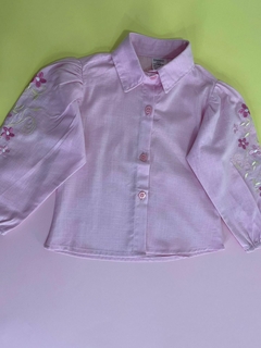 Camisa rosa com bordado na manga - comprar online